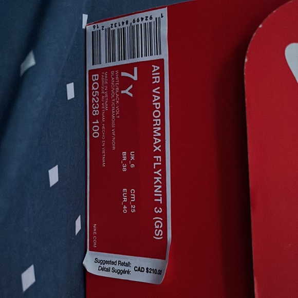 size 7 youth NIKE air vapormaxs. lightly worn, still in tact, like new. - Picture 3 of 7